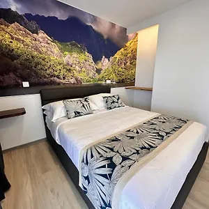  Guest house Ononui Lodge: Oceanfront Airport Retreat With Private Balconies